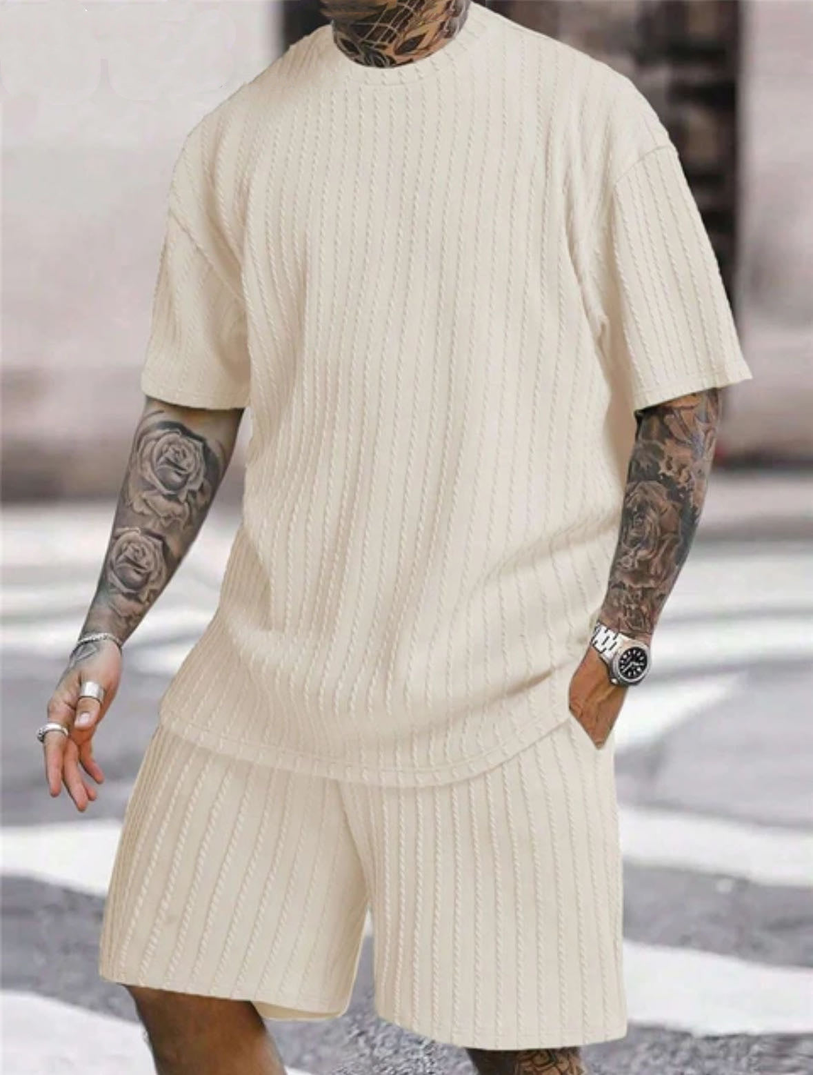 Round-neck pullover vertical stripe T-shirt and shorts