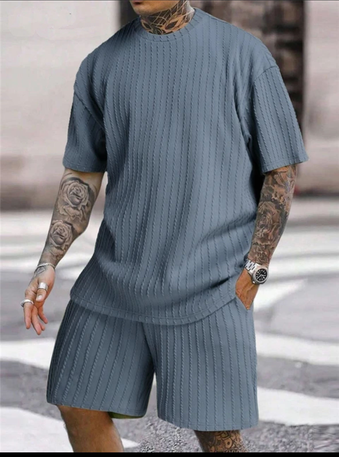 Round-neck pullover vertical stripe T-shirt and shorts