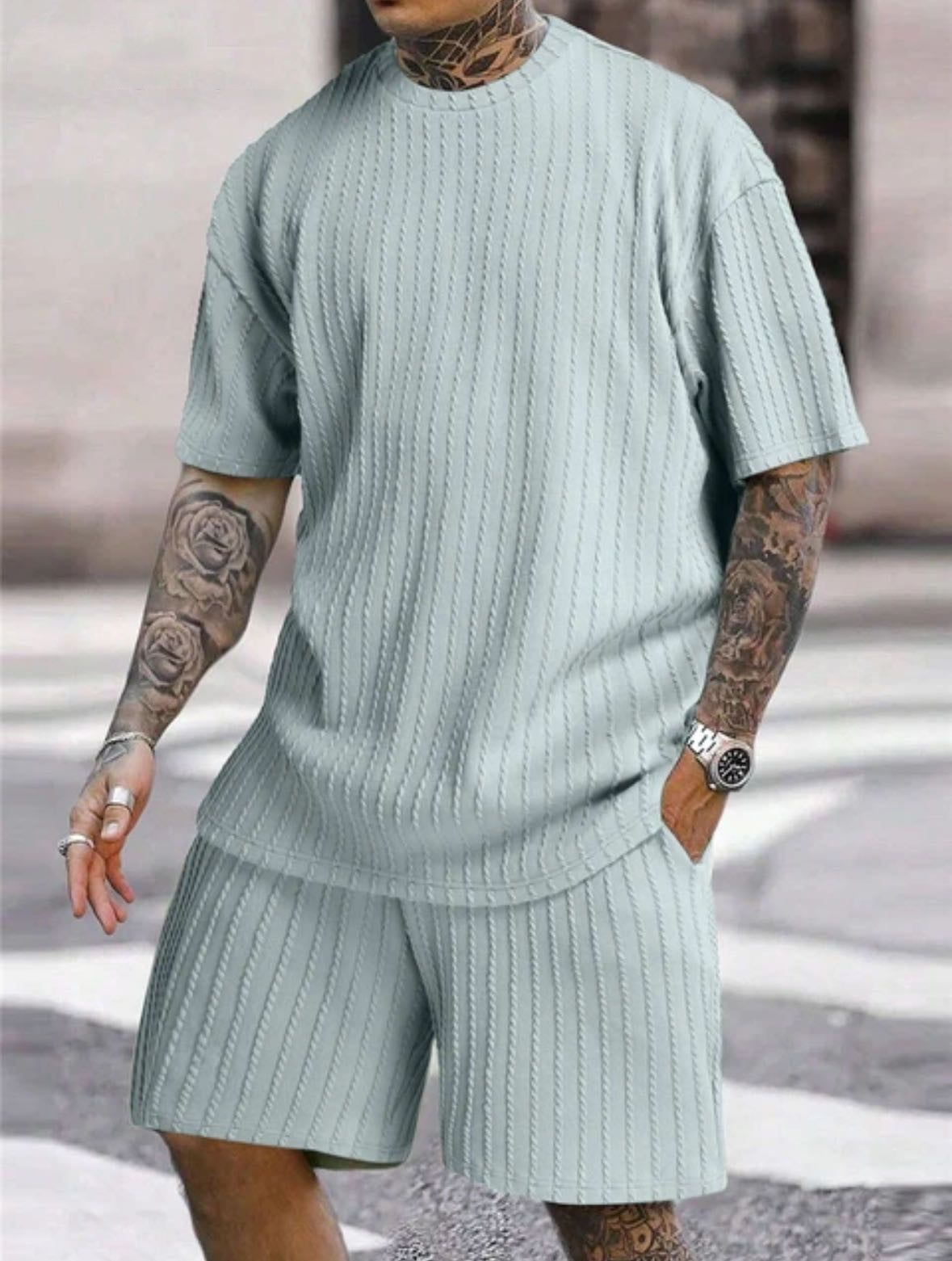 Round-neck pullover vertical stripe T-shirt and shorts