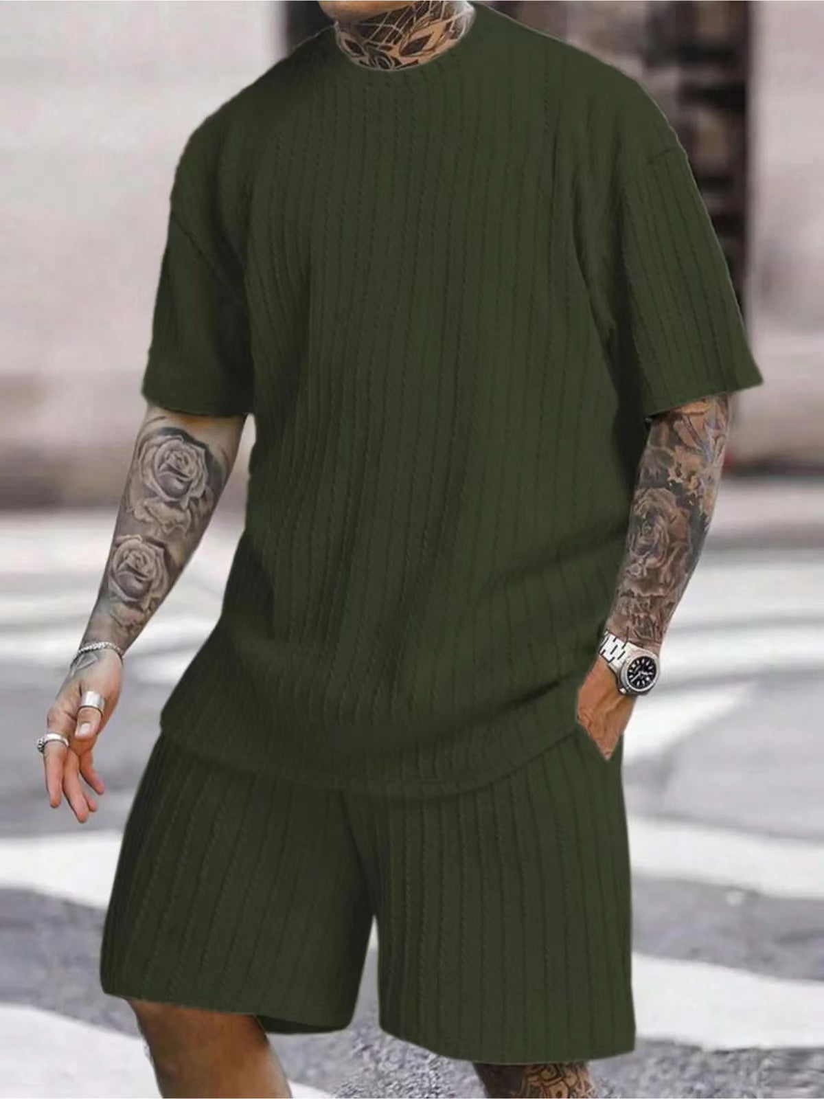 Round-neck pullover vertical stripe T-shirt and shorts