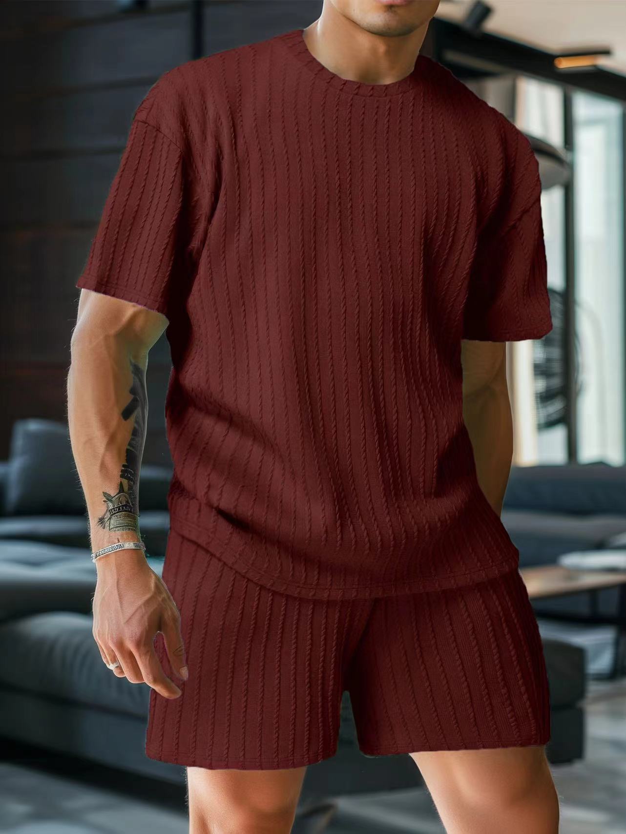 Round-neck pullover vertical stripe T-shirt and shorts