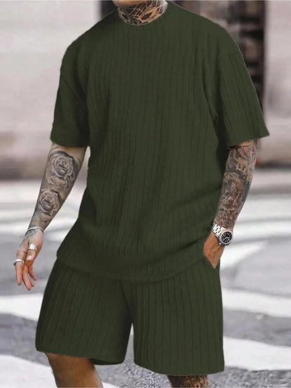 Round-neck pullover vertical stripe T-shirt and shorts